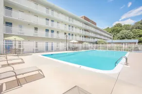 Howard Johnson by Wyndham Staunton - Piscine