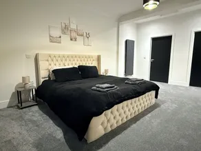 Luxury home 5 bedroom 3 bathroom games room parking - Værelse