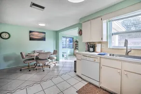 Cozy Holiday Home w/ Yard ~ 5 Mi to Beach! - Intérieur