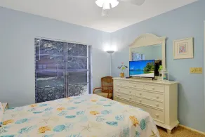 Charming condo with two pools and steps to beach - Værelse