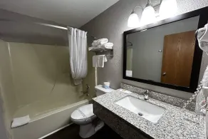 Super 8 by Wyndham Pella - Baño