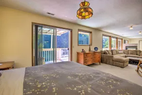 Spacious Kalama Studio w/ Riverfront Deck! - Rum