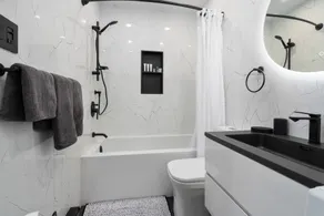 Downtown Luxe: Metro, King Bed, Parking, Sleeps 6 - Baño