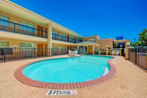 Super 8 by Wyndham Richardson Dallas - Piscine