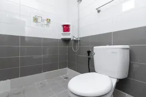 RedDoorz Plus @ Cipete Damai - Bathroom