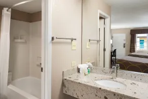 Super 8 by Wyndham Ellenton Bradenton Area - Salle de bain