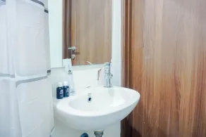 Wood Accent Studio At Royal Sentul Park Apartment - Badeværelse