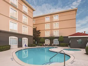 La Quinta Inn & Suites by Wyndham Fort Worth City View - Pool