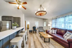 Walk to Beach & Lake: Idyllic Escape in Edinboro! - Innvendig