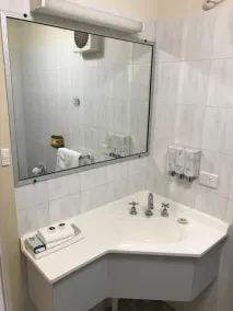 Orange Motor Lodge - Bathroom
