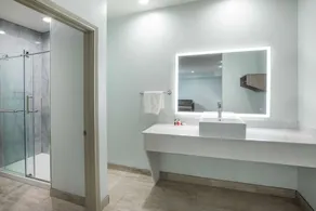 Super 8 by Wyndham Humble Houston Fallcreek - Salle de bain