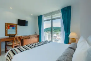 Waterfront Suites Phuket by Centara - Chambre