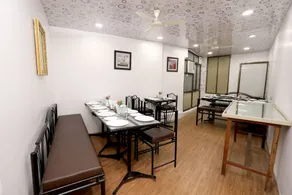 Tthe Leef Inn 500ms from Nakki Lake - Restaurant