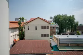 POR Thapae Gate - View from room