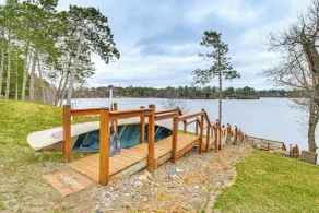 Dock, Deck & View: Lakefront Chippewa Falls Studio - Innvendig