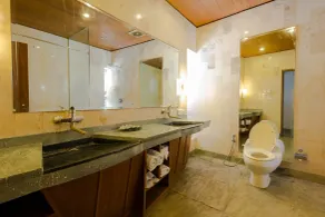 Suarti Resort Villas & Gallery - Bathroom