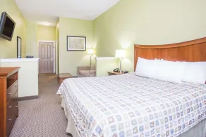 Days Inn & Suites by Wyndham Swainsboro - Zimmer