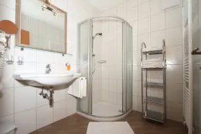 Kinderfreundliche gemütliche Ferienwohnung mit Sauna, Grill und Garten | Gartenblick - Badezimmer