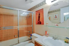 Charming condo with two pools and steps to beach - Badeværelse