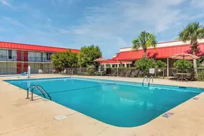 Ramada by Wyndham Santee I-95 - Piscine