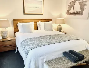 Edge17 Waterfront Apartment, and Edge17 Cottage with Garden View - Port Fairy - Room
