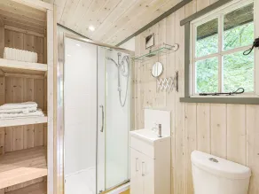 Lakeside Cabin - Bathroom