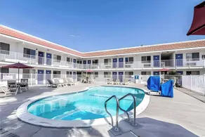 Motel 6 Modesto, CA - Piscine