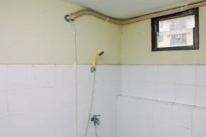 Comfort Living And Strategic Studio At Kebagusan City Apartment - Badezimmer