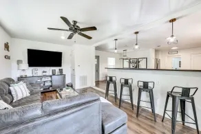 Riverfront Royal Home w/ Hot Tub & Fire Pits! - Innvendig