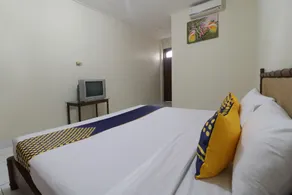 SPOT ON 2426 Hotel Aget Jaya Ii - Habitación