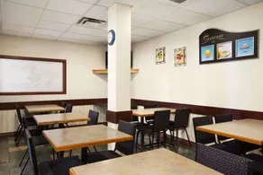 Days Inn by Wyndham Hinton - Restaurant