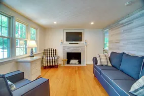 < 1 Mi to Beaches: Cape Cod Bungalow w/ Fire Pit! - Intérieur