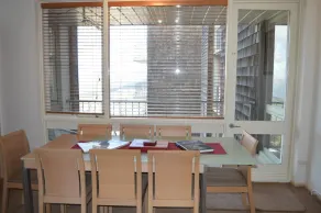 Twin Towers 504B - Essbereich im Zimmer