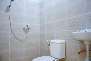RedDoorz near Mangga Dua Square - Bathroom
