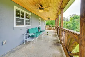 6 Mi to Lake Liberty: Pet-friendly Home w/ Yard - Interior
