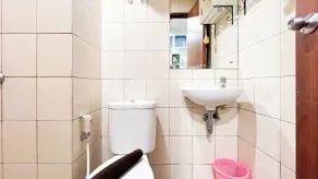Simply and Cozy Living Studio Vida View Makassar Apartment By Travelio - Badeværelse
