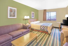 Super 8 by Wyndham East Moline - Chambre