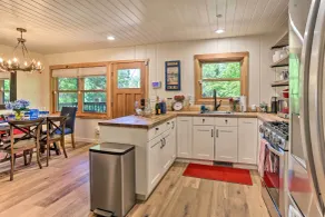 Steps to Lake: Cabin w/ Deck in Lake Arrowhead - Interior