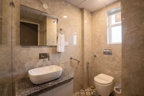 Bedchambers Aparthotel Near Medanta Hospital,Gurugram - Bagno