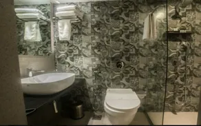 Hotel Bindra Supremacy - Bathroom