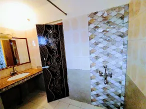 The New Swaraj Resort - Bathroom