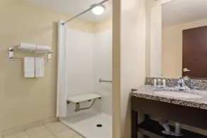 Super 8 by Wyndham Saskatoon Near Downtown - Salle de bain