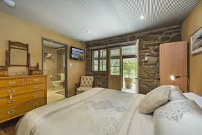 1860 Wine Country Cottages - Room