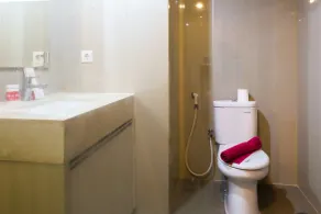 Modern Furnished Studio Apartment H Residence near MT Haryono By Travelio - Badezimmer