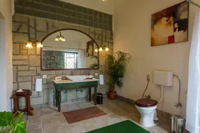 Amã Stays & Trails Whispering Heights, Pawna Lake, Lonavala - Salle de bain