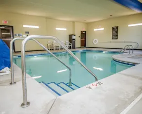 Cobblestone Hotel & Suites - Ottumwa - Piscina