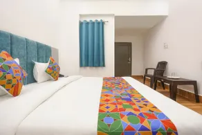 FabHotel Villa The Suites - Nr Prayagraj Junction - Værelse