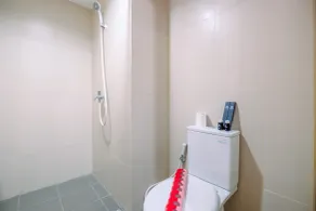 Comfortable Pool View Studio Room at Gateway Park LRT City Jatibening Apartment By Travelio - Badezimmer