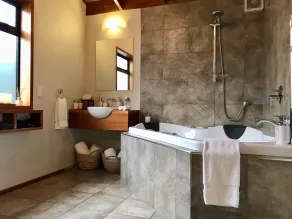 Adrift In Golden Bay- Absolute Beachfront Villas - Baño