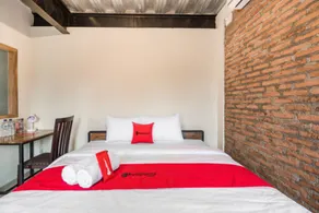RedDoorz Syariah @ Babadan Baru Jakal - Habitación